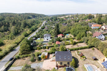 Stavební pozemek 1 263 m² na prodej v Plzni-Skvrňanech – celkový pohled na parcelu určenou pro výstavbu rodinného domu. - Prodej pozemku 1263 m², Plzeň