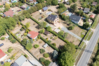 Stavební pozemek 1 263 m² na prodej v Plzni-Skvrňanech – celkový pohled na parcelu určenou pro výstavbu rodinného domu. - Prodej pozemku 1263 m², Plzeň