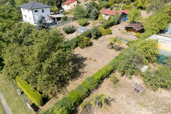 Stavební pozemek 1 263 m² na prodej v Plzni-Skvrňanech – celkový pohled na parcelu určenou pro výstavbu rodinného domu. - Prodej pozemku 1263 m², Plzeň