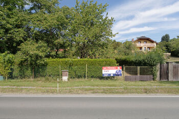 Stavební pozemek 1 263 m² na prodej v Plzni-Skvrňanech – celkový pohled na parcelu určenou pro výstavbu rodinného domu. - Prodej pozemku 1263 m², Plzeň