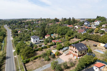 Stavební pozemek 1 263 m² na prodej v Plzni-Skvrňanech – celkový pohled na parcelu určenou pro výstavbu rodinného domu. - Prodej pozemku 1263 m², Plzeň