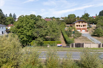 Stavební pozemek 1 263 m² na prodej v Plzni-Skvrňanech – celkový pohled na parcelu určenou pro výstavbu rodinného domu. - Prodej pozemku 1263 m², Plzeň