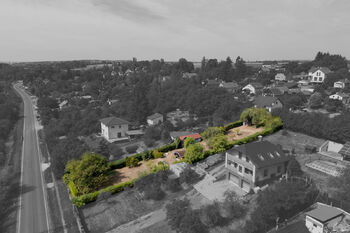 Stavební pozemek 1 263 m² na prodej v Plzni-Skvrňanech – celkový pohled na parcelu určenou pro výstavbu rodinného domu. - Prodej pozemku 1263 m², Plzeň