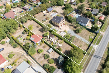 Stavební pozemek 1 263 m² na prodej v Plzni-Skvrňanech – celkový pohled na parcelu určenou pro výstavbu rodinného domu. - Prodej pozemku 1263 m², Plzeň 