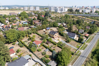 Stavební pozemek 1 263 m² na prodej v Plzni-Skvrňanech – celkový pohled na parcelu určenou pro výstavbu rodinného domu. - Prodej pozemku 1263 m², Plzeň