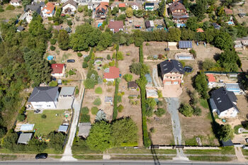 Stavební pozemek 1 263 m² na prodej v Plzni-Skvrňanech – celkový pohled na parcelu určenou pro výstavbu rodinného domu. - Prodej pozemku 1263 m², Plzeň