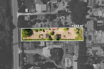Stavební pozemek 1 263 m² na prodej v Plzni-Skvrňanech – celkový pohled na parcelu určenou pro výstavbu rodinného domu. - Prodej pozemku 1263 m², Plzeň