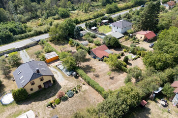 Stavební pozemek 1 263 m² na prodej v Plzni-Skvrňanech – celkový pohled na parcelu určenou pro výstavbu rodinného domu. - Prodej pozemku 1263 m², Plzeň