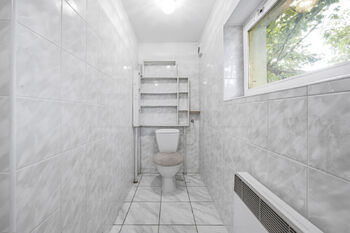 Koupelna s WC - Prodej chaty / chalupy 117 m², Dobřichovice