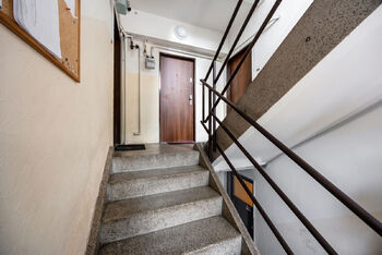 schodiště před bytem - Prodej bytu 2+1 v osobním vlastnictví 43 m², Praha 10 - Uhříněves