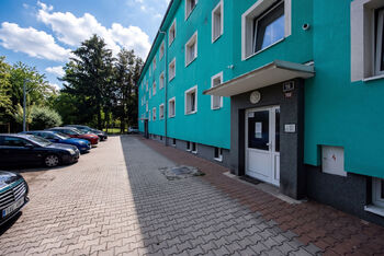 vchod do domu - Prodej bytu 2+1 v osobním vlastnictví 43 m², Praha 10 - Uhříněves
