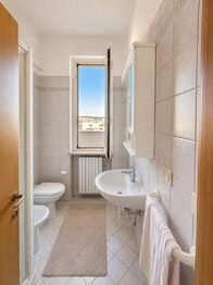 koupelna s oknem  - Prodej bytu 2+1 v osobním vlastnictví 50 m², Montesilvano
