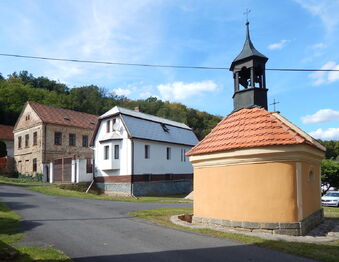 Pohled s kapličkou - Prodej domu 160 m², Velemín