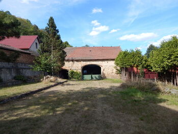 Pohled na zahradu - Prodej domu 160 m², Velemín