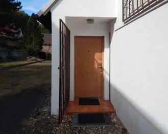 Hlavní vchod - Prodej domu 160 m², Velemín