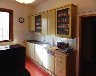 Kuchyňská linka a) - Prodej domu 160 m², Velemín