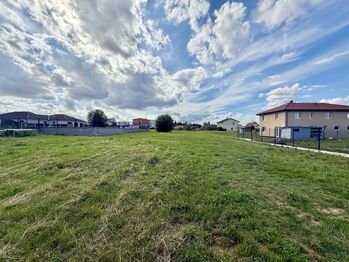 pozemek směrem od ulice - Prodej pozemku 1551 m², Křenice