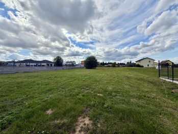 pozemek směrem od ulice - Prodej pozemku 1551 m², Křenice