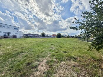 pozemek směrem od ulice - Prodej pozemku 1551 m², Křenice