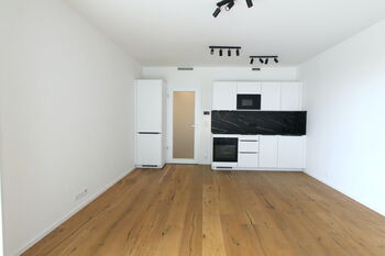 obývací pokoj s kuchyňskou linkou - Pronájem bytu 1+kk v osobním vlastnictví 34 m², Praha 10 - Strašnice