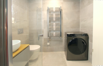 koupelna s pračkou - Pronájem bytu 1+kk v osobním vlastnictví 34 m², Praha 10 - Strašnice