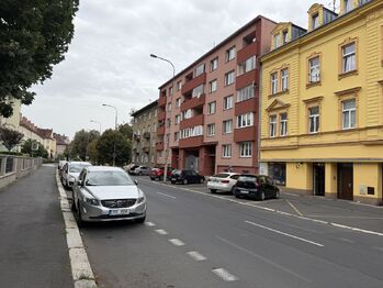Pronájem garážového stání, Karlovy Vary