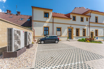 Soukromé parkoviště u domu - Prodej bytu 4+kk v osobním vlastnictví 111 m², Hradec Králové