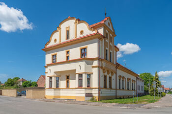 Bytový dům - pohled z ulice - Prodej bytu 4+kk v osobním vlastnictví 111 m², Hradec Králové
