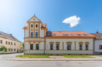 Bytový dům - pohled z ulice - Prodej bytu 4+kk v osobním vlastnictví 111 m², Hradec Králové