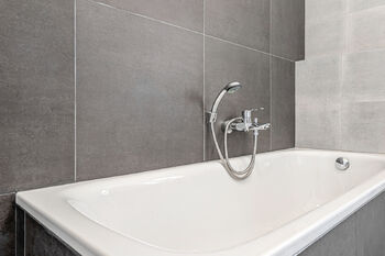 Koupelna 1 - Prodej bytu 4+kk v osobním vlastnictví 111 m², Hradec Králové
