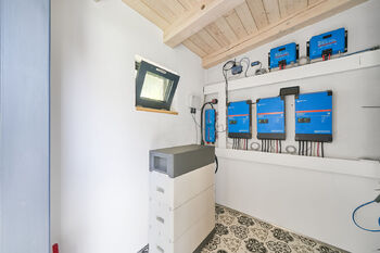 Zázemí fotovoltaiky  - Prodej domu 110 m², Hradec Králové