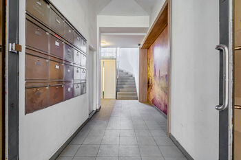 Vstup do domu - Prodej bytu 1+1 v osobním vlastnictví 31 m², Praha 6 - Dejvice