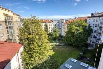 Pohled z domu do vnitrobloku - Prodej bytu 1+1 v osobním vlastnictví 31 m², Praha 6 - Dejvice