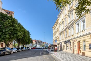 Pohled na dům směrem k Hradčanské - Prodej bytu 1+1 v osobním vlastnictví 31 m², Praha 6 - Dejvice