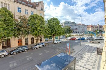 Pohled z okna směrem k Hradčanské - Prodej bytu 1+1 v osobním vlastnictví 31 m², Praha 6 - Dejvice