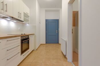 Chodba s kuchyňským koutem - Prodej bytu 1+1 v osobním vlastnictví 31 m², Praha 6 - Dejvice
