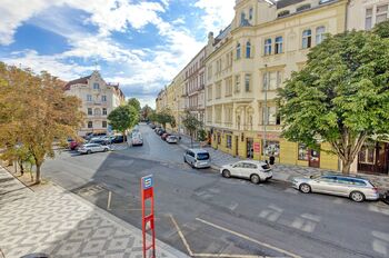 Pohled z okna  - Prodej bytu 1+1 v osobním vlastnictví 31 m², Praha 6 - Dejvice