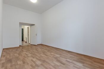 Obývací pokoj - Prodej bytu 1+1 v osobním vlastnictví 31 m², Praha 6 - Dejvice