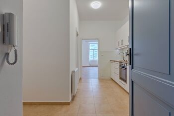 Chodba z pohledu od vstupních dveří - Prodej bytu 1+1 v osobním vlastnictví 31 m², Praha 6 - Dejvice