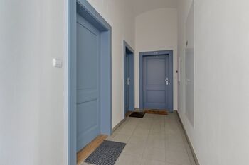 Domovní chodba - Prodej bytu 1+1 v osobním vlastnictví 31 m², Praha 6 - Dejvice