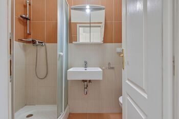 Koupelna s WC - Prodej bytu 1+1 v osobním vlastnictví 31 m², Praha 6 - Dejvice