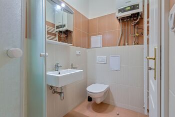 Koupelna s WC - Prodej bytu 1+1 v osobním vlastnictví 31 m², Praha 6 - Dejvice