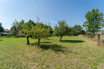Velká a udržovaná zahrada za nemovitostí - Prodej domu 112 m², Kouty