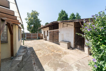 Pohled na vedlejší stavbu - Prodej domu 112 m², Kouty