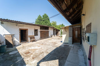 Pohled na vedlejší stavbu - Prodej domu 112 m², Kouty