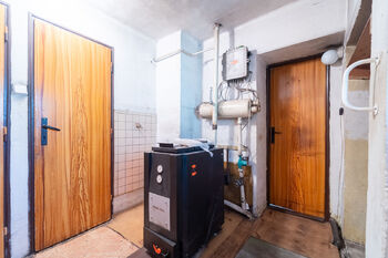 Chodba s kamny na tuhá paliva - Prodej domu 112 m², Kouty