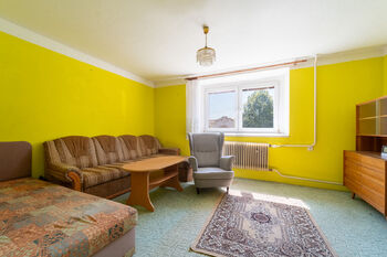 Obývací pokoj v přední části domu - Prodej domu 112 m², Kouty