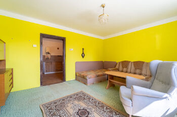 Obývací pokoj v přední části domu - Prodej domu 112 m², Kouty