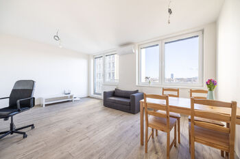 Obývací pokoj - Prodej bytu 2+kk v osobním vlastnictví 52 m², Praha 10 - Strašnice