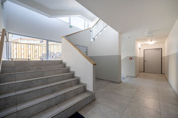 Společné prostory domu - Prodej bytu 2+kk v osobním vlastnictví 52 m², Praha 10 - Strašnice